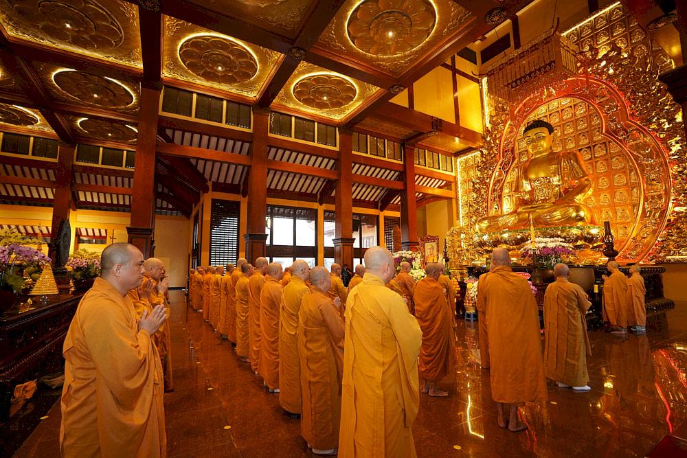 A solemn ceremony is taking place at Viet Nam Quoc Tu Pagoda